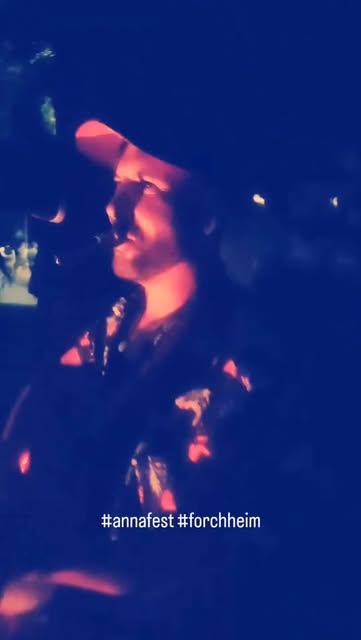 Prayz singing into a microphone at Annafest in Forchheim